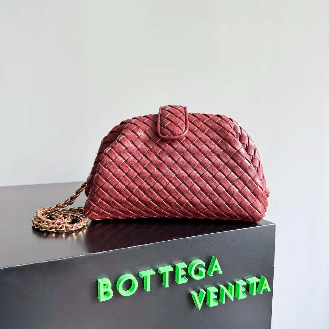 Batch 1880 BOTTEGA VENETA LAUREN 1980 small clutch bag is new! The small size that many people squat on is finally here. The self-adjustable zipper is a highlight of this bag. After being removed, it can be used as a handbag for important occasions. One bag unlocks two carrying methods at the same time. It is practical and has a unique sense of structure and beautiful lines. It is more elegant than a small cloud. It is a tribute to the classics and the pursuit of modernity. Style number: 804038 Size: 27*15*8cm